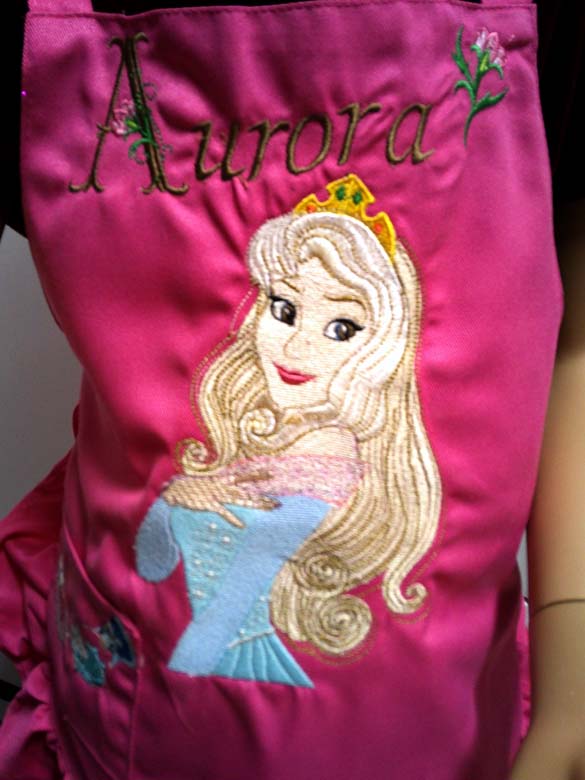 Child's apron in pink.   6-7