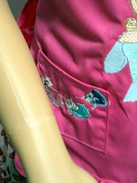 Child's apron in pink.   6-7